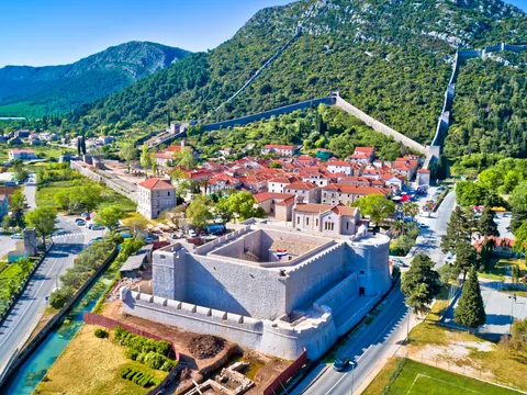 Ston impresiona desde las alturas con sus murallas monumentales y salinas centenarias.