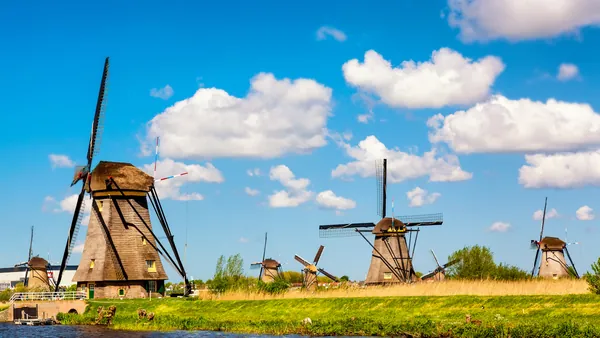Acércate a los auténticos molinos de viento de Holanda, en Kinderdijk, declarados Patrimonio de la Humanidad.