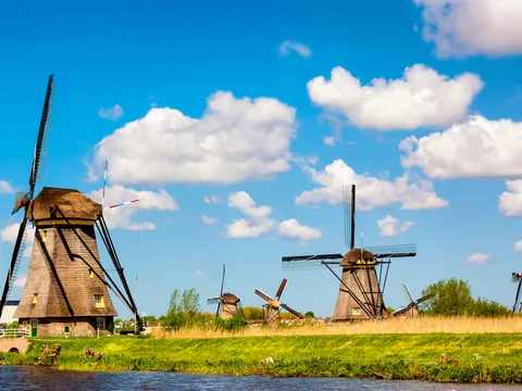 Acércate a los auténticos molinos de viento de Holanda, en Kinderdijk, declarados Patrimonio de la Humanidad.