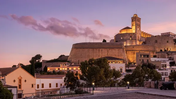 D'alt Vila, una vista de noche que parece sacada de una postal.
