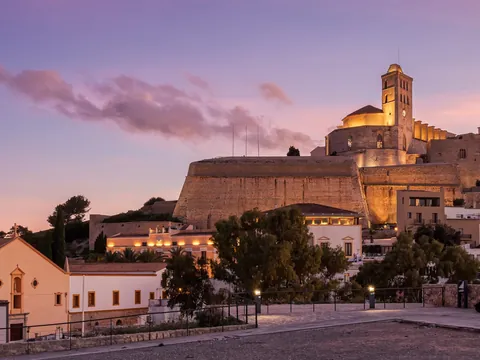 D'alt Vila, una vista de noche que parece sacada de una postal.