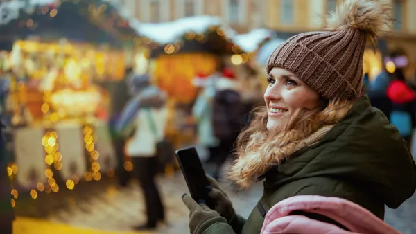 Mercado navideño de Praga durante un tour guiado por la ciudad con buendía
