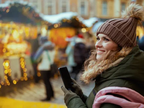Mercado navideño de Praga durante un tour guiado por la ciudad con buendía