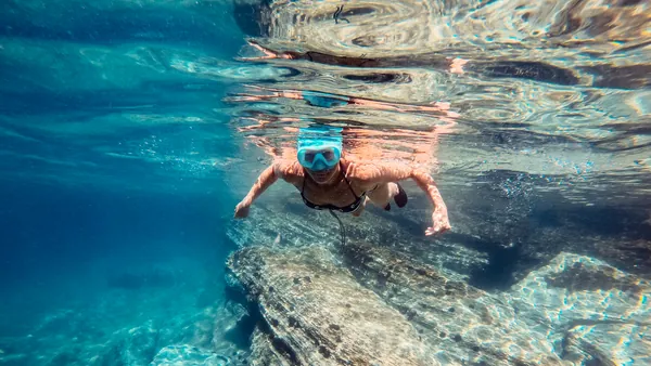 Persona practicando snorkel en aguas del Parque Natural de S'Albufera des Grau
