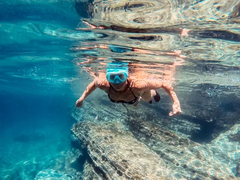 Persona practicando snorkel en aguas del Parque Natural de S'Albufera des Grau