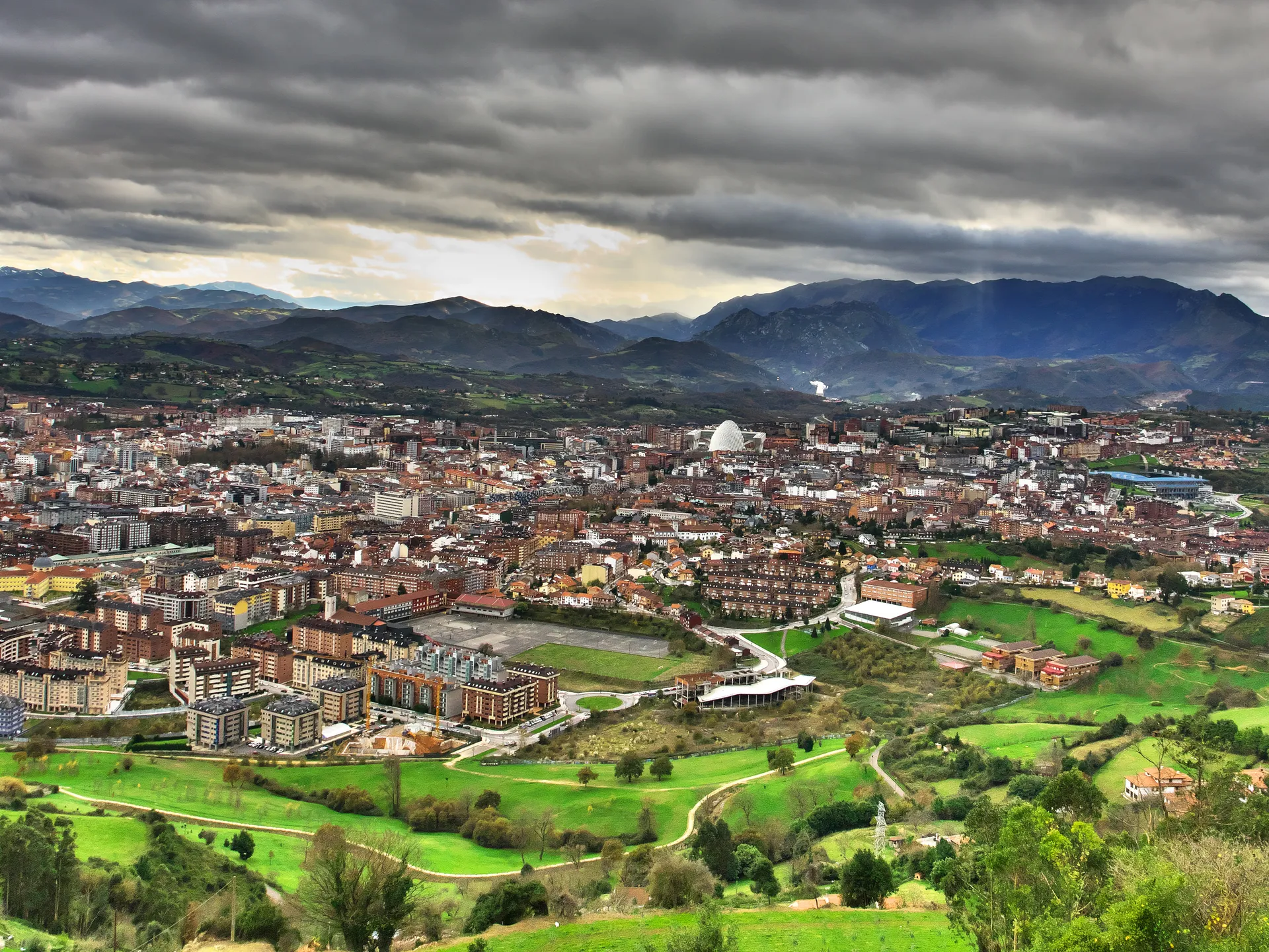 Vista aérea de Oviedo desde un parque
