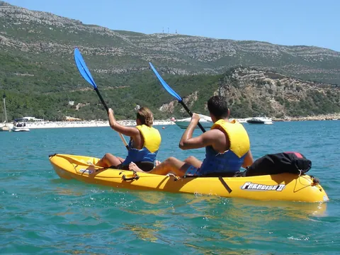 Un kayak de dos disfrutando de las vistas. Naturaleza pura bajo cada remo.