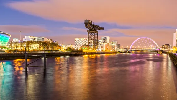 Río Clyde en Glasgow, con el Clyde Arch iluminado al atardecer