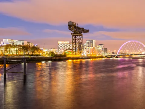 Río Clyde en Glasgow, con el Clyde Arch iluminado al atardecer