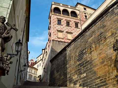 tour-misterios-praga_cervezas_visita-guiada_calle-nerudova_ayuntamiento_republica-checa_buendia-tours.jpg