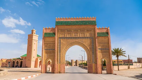 Puerta monumental de Rissani, cuna de la dinastía alauita en Marruecos