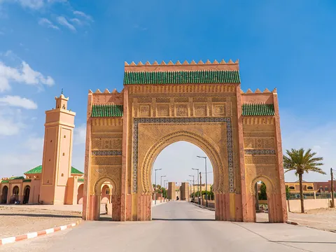 Puerta monumental de Rissani, cuna de la dinastía alauita en Marruecos