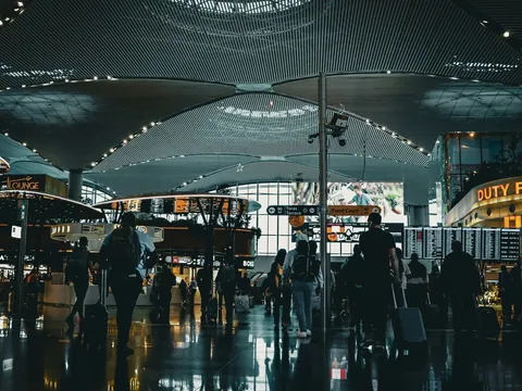 Interior del aeropuerto de Estambul con viajeros y zona duty free, Turquía