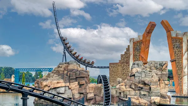 Montaña rusa Hyperion en Energylandia, parque de atracciones de Polonia