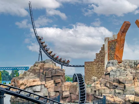 Montaña rusa Hyperion en Energylandia, parque de atracciones de Polonia