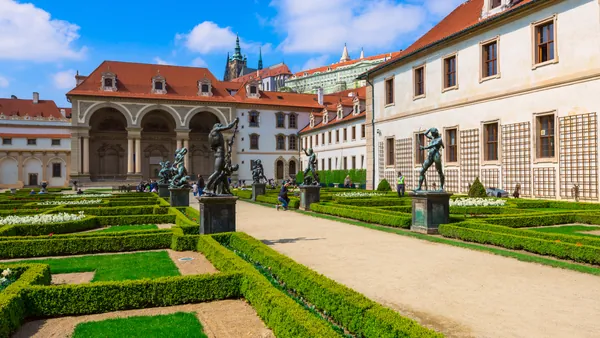 Jardines del Castillo de Praga con esculturas y vistas al complejo palaciego