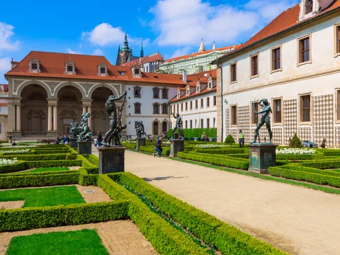 Jardines del Castillo de Praga con esculturas y vistas al complejo palaciego