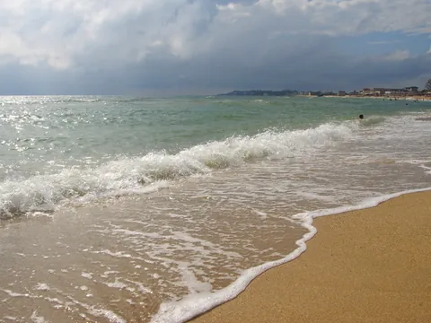 Nada en las aguas del Mar Negro y vuelve a casa completamente renovado.