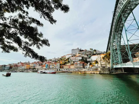 Vista de Oporto y el puente de Don Luis I sobre el río Duero.