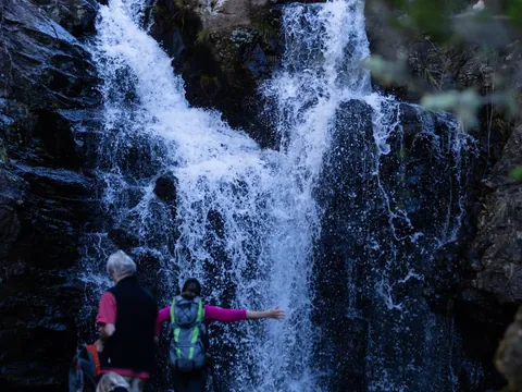 Senderistas frente a una cascada en la ruta de Caldeirão Verde, Madeira