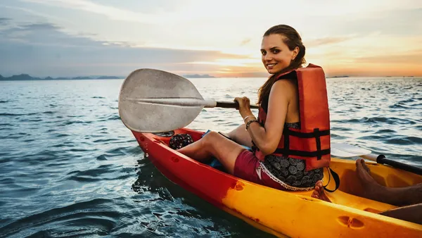 Mujer en kayak durante el atardecer en Es Grau, Menorca