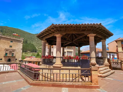 Glorieta y la Torre del Infantado en Potes, Cantabria