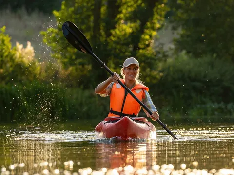 Mujer practicando descenso en canoa