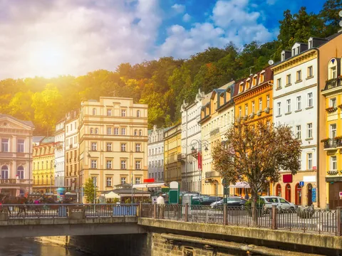Edificios y puente sobre el río Teplá en Karlovy Vary, Chequia