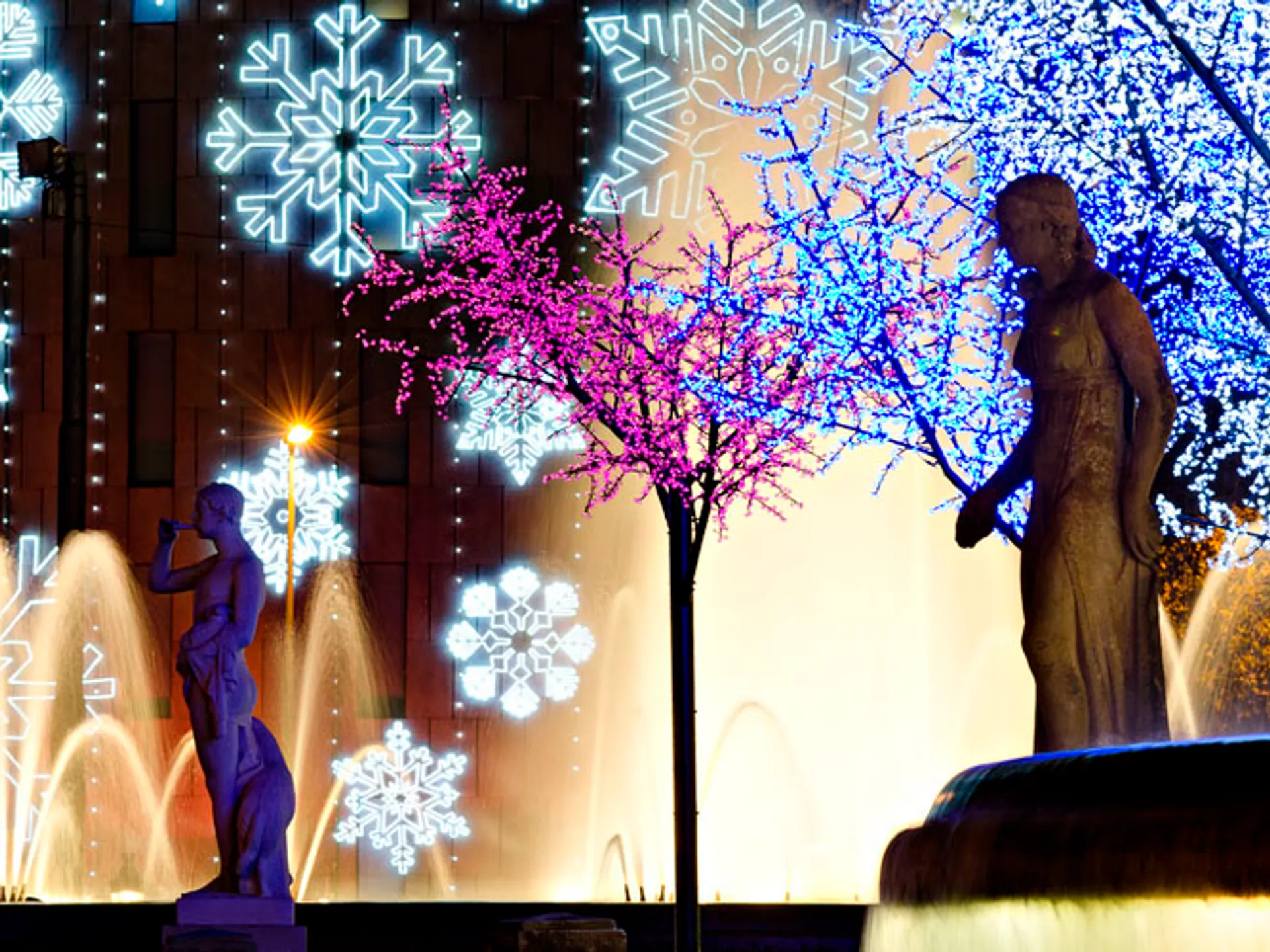Iluminación Plaza de Cataluña en Barcelona - Los mejores Mercadillos de Navidad en Europa 2022 - Blog - Buendía Tours 
