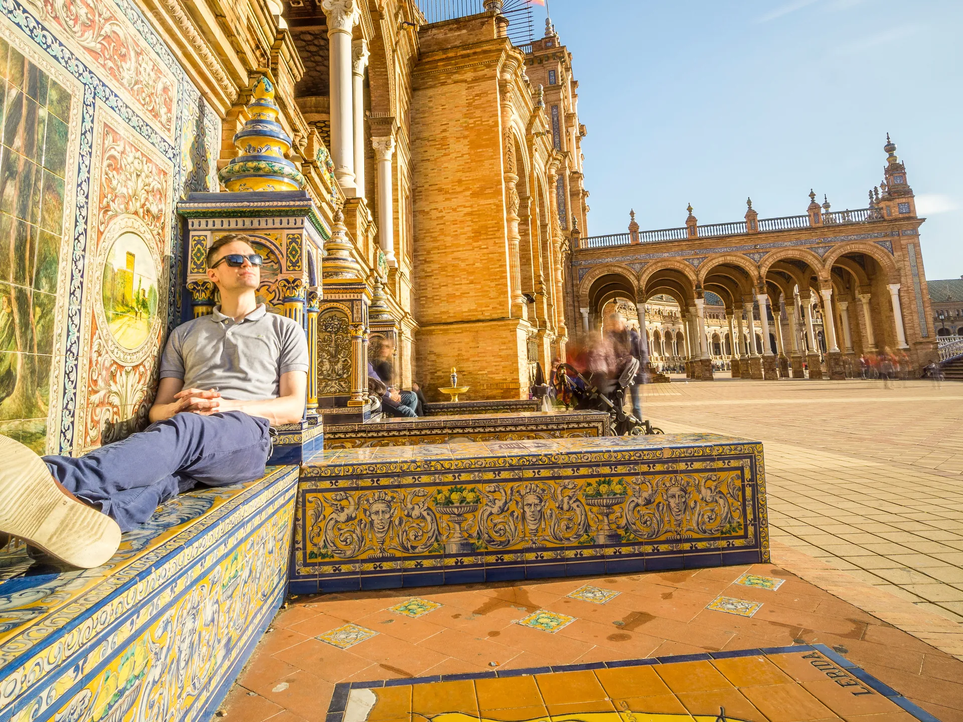 Turista en la Plaza de España de Sevilla