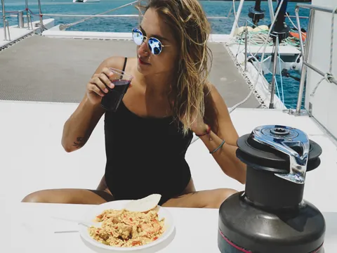 Chica disfruta de un aperitivo que no está incluido en el precio.