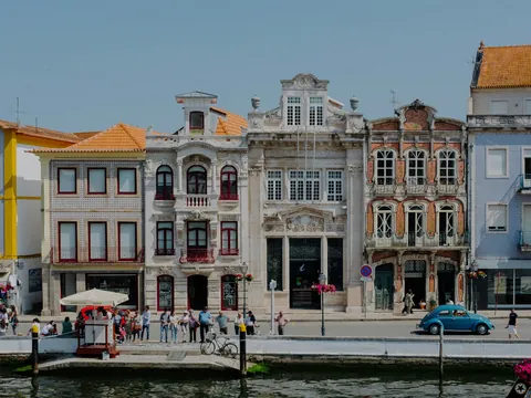 Canal principal de Aveiro, PortugalFachadas de edificios Art Nouveau junto al canal principal de Aveiro, Portugal