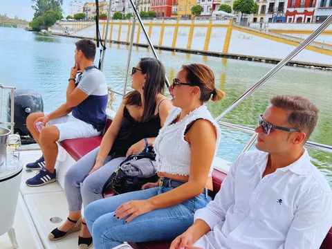 La brisa fresca y el sol cálido hacen que este paseo por el Guadalquivir sea simplemente perfecto.
