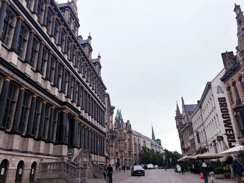 fachada renacentista del Ayuntamiento de Gante Stadhuis y Comercios