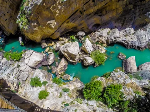 Vista cenital del río Guadalhorce desde el Caminito del Rey, El Chorro