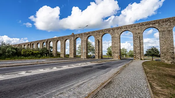 El Acueducto de Agua Prata de Évora, una de las vistas obligatorias de la ciudad.