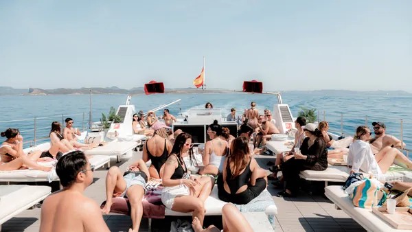 Gente disfrutando en el catamarán de Formentera