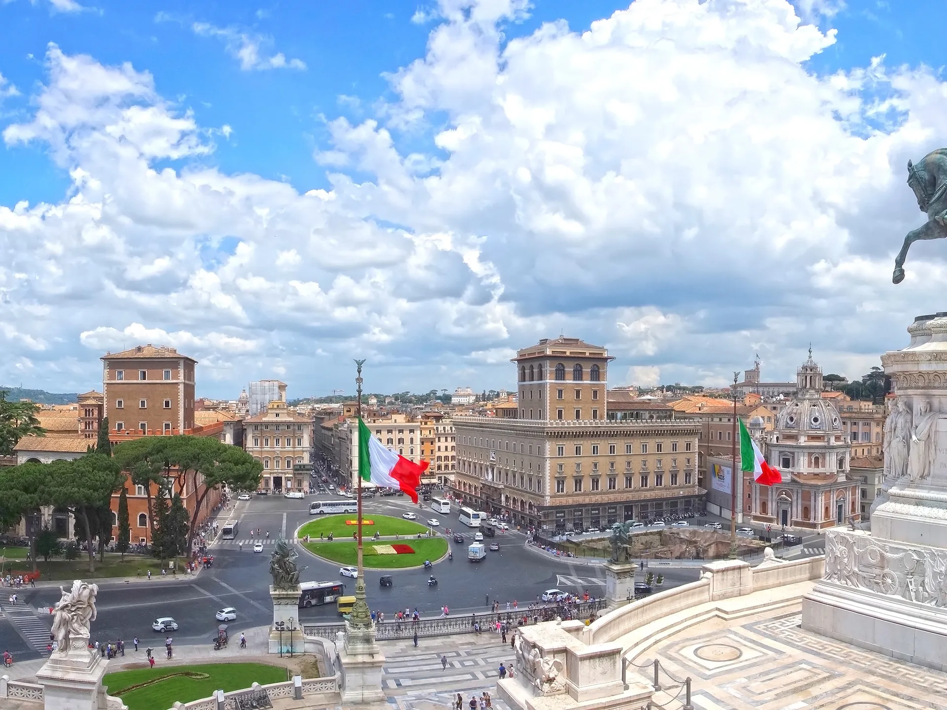 Vistas desde Vittoriano a la Piazza de Venezia en Roma