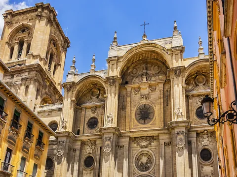 Fachada principal de la Catedral de Granada, una joya renacentista con detalles góticos y barrocos impresionantes.