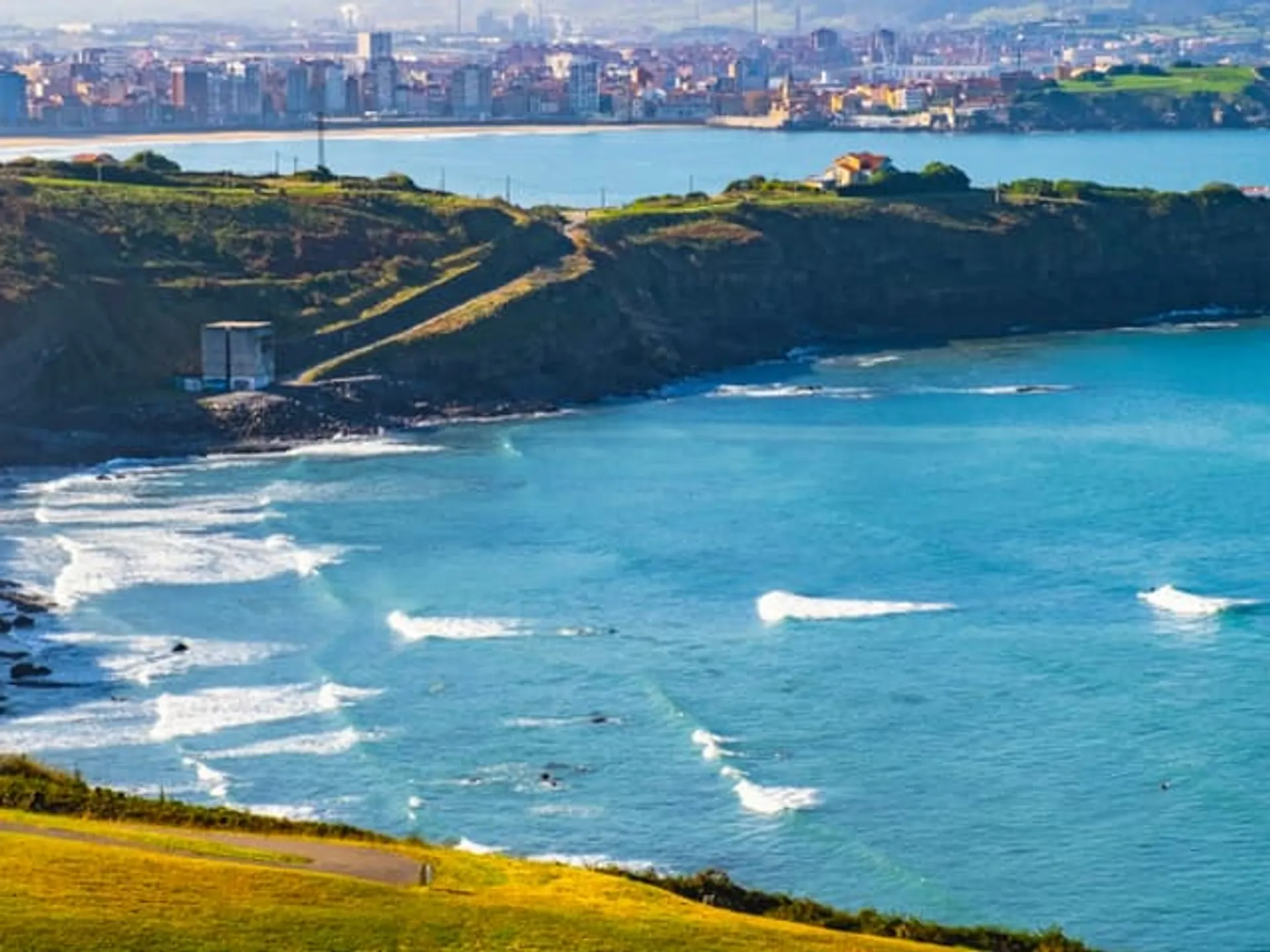 Vista de Gijón desde el mirador de la providencia-ruta del cervigón- Qué hacer en Gijón- Rutas por Gijón-Guía de Viajes Buendía Tours