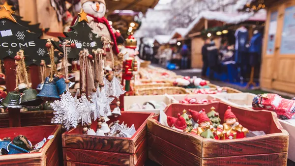 Decoración y adornos en un puesto del mercado de Navidad en Budapest.