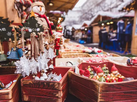 Decoración y adornos en un puesto del mercado de Navidad en Budapest.