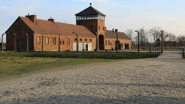 Entrada principal del antiguo campo de Auschwitz II-Birkenau en Polonia