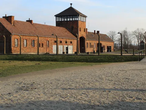 Entrada principal del antiguo campo de Auschwitz II-Birkenau en Polonia