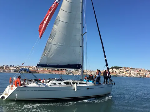Paseo en velero de 1 hora por Lisboa