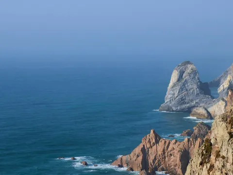 Acantilados y mar azul en Cabo da Roca bajo un cielo despejado.