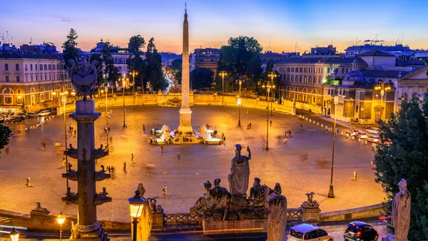Piazza del Popolo a la luz de las farolas romanas, siendo el punto de origen de este free tour.