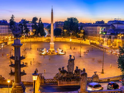 Piazza del Popolo a la luz de las farolas romanas, siendo el punto de origen de este free tour.