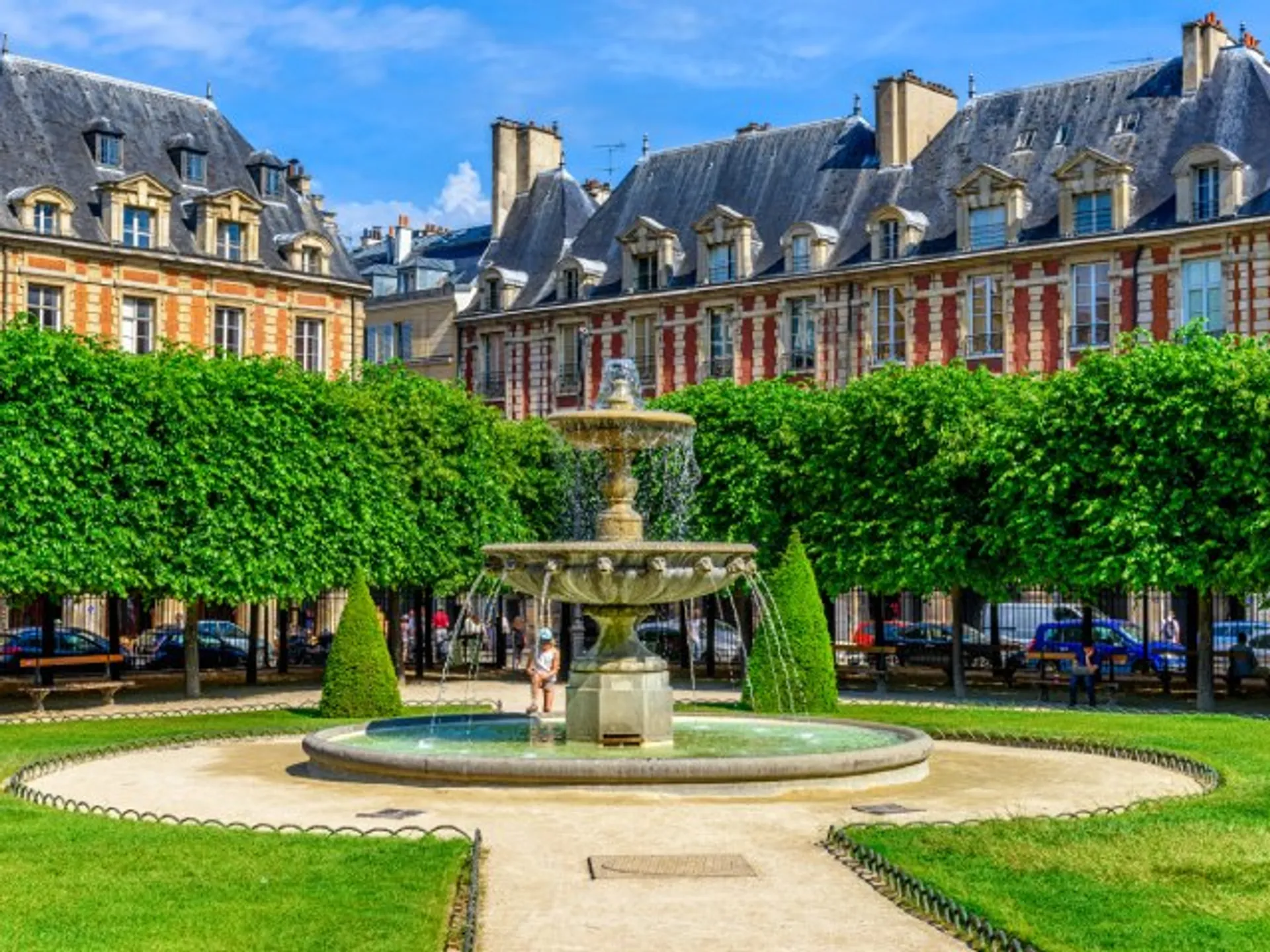 plaza-de-los-vosgos-paris-le-marais_buendia-tours