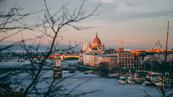 Vista del Parlamento de Budapest y el Puente de las Cadenas desde la colina de Buda